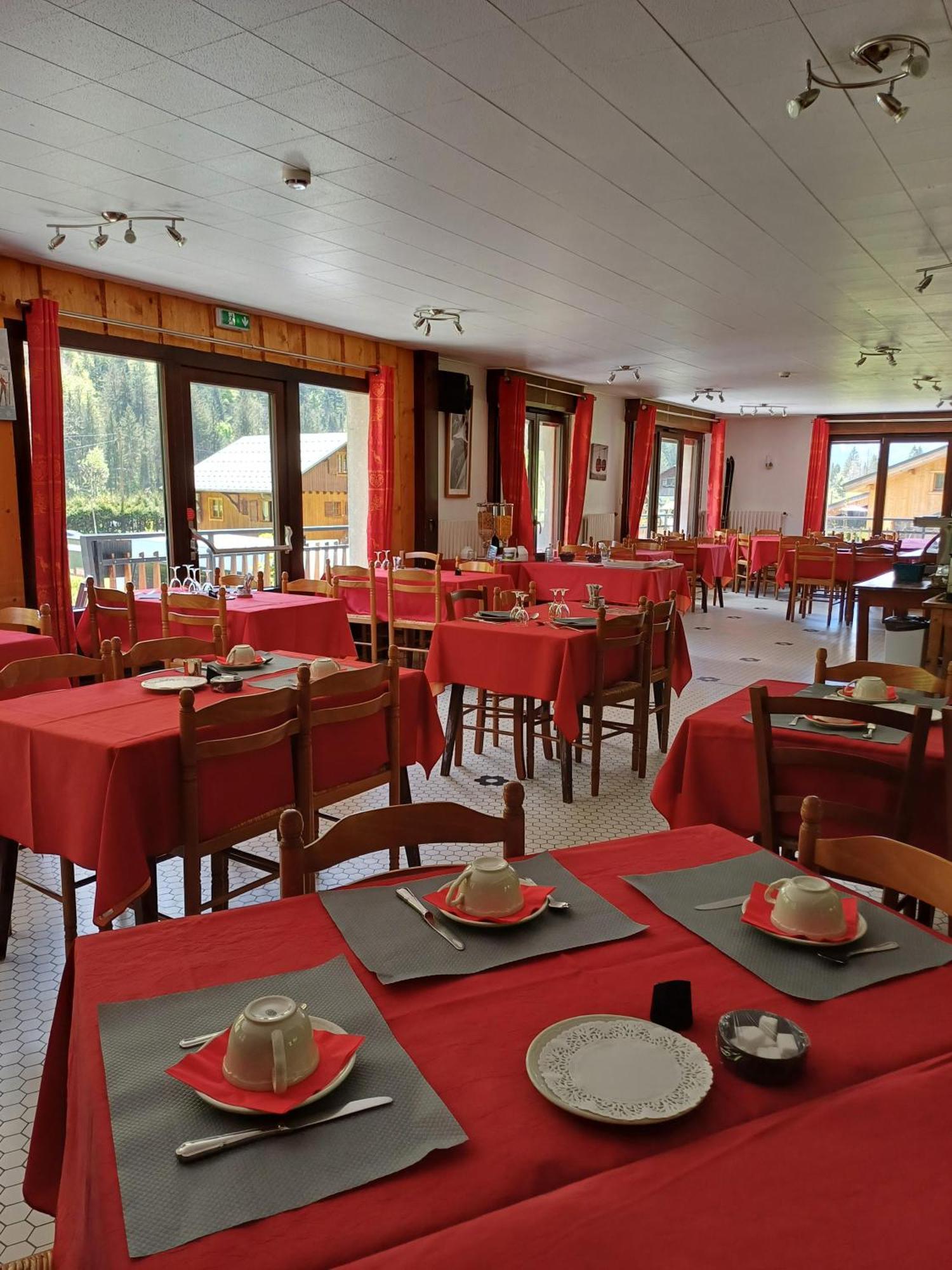 Hotel Et Centre De Vacances Le Choucas Sixt-Fer-a-Cheval Exterior photo